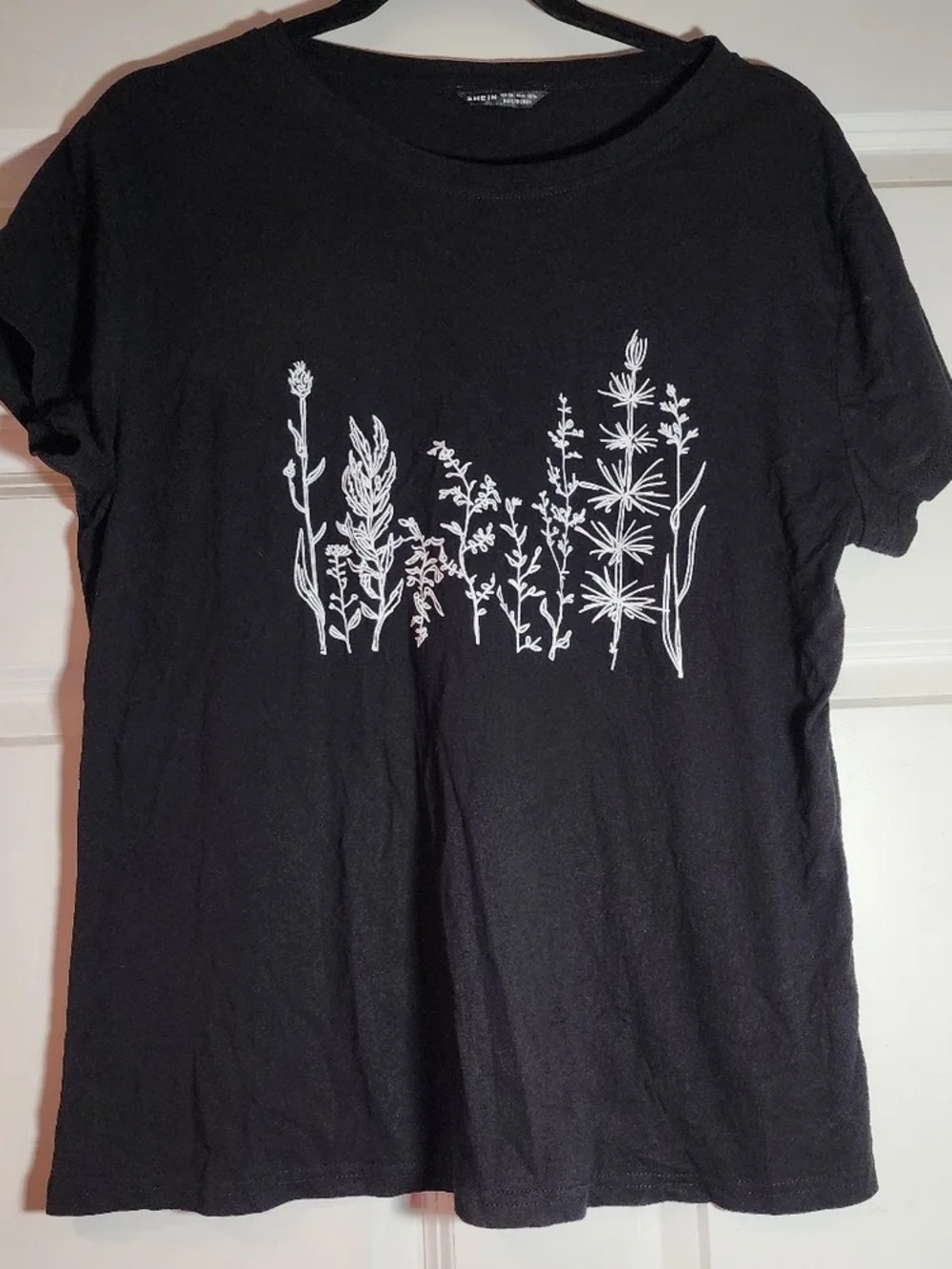 Black Botanical Graphic Tee - Women's Casual Top